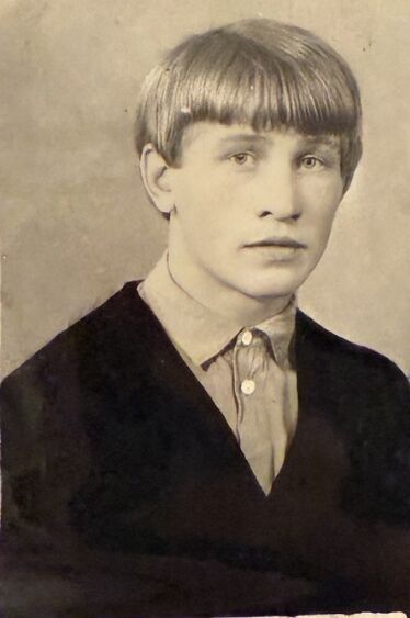 Юношеский портрет Сергея Тришкина: чёрно-белая фотография, тёмный свитер поверх светлой рубашки