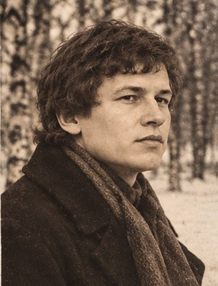 Сергей Васильевич Тришкин. Сергей Васильевич Тришкин: портрет в тёплых тонах — молодой мужчина с вьющимися волосами, в тёмном пальто и узорчатом шарфе, на фоне зимнего берёзового леса
